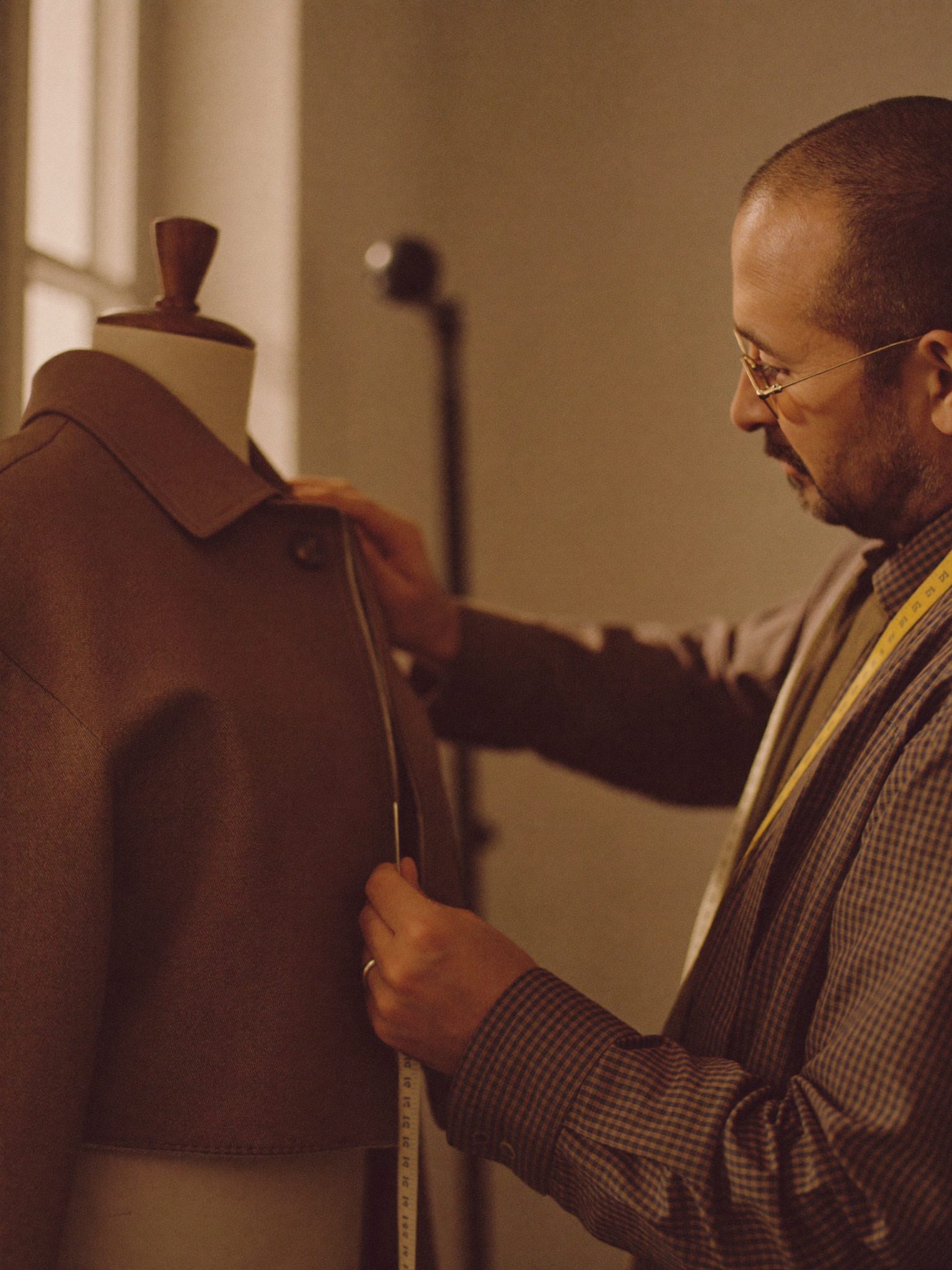 Sesi fitting busana bersama penjahit Puri Dangin Atelier